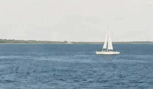 Velero frente a la costa de los Hamptons